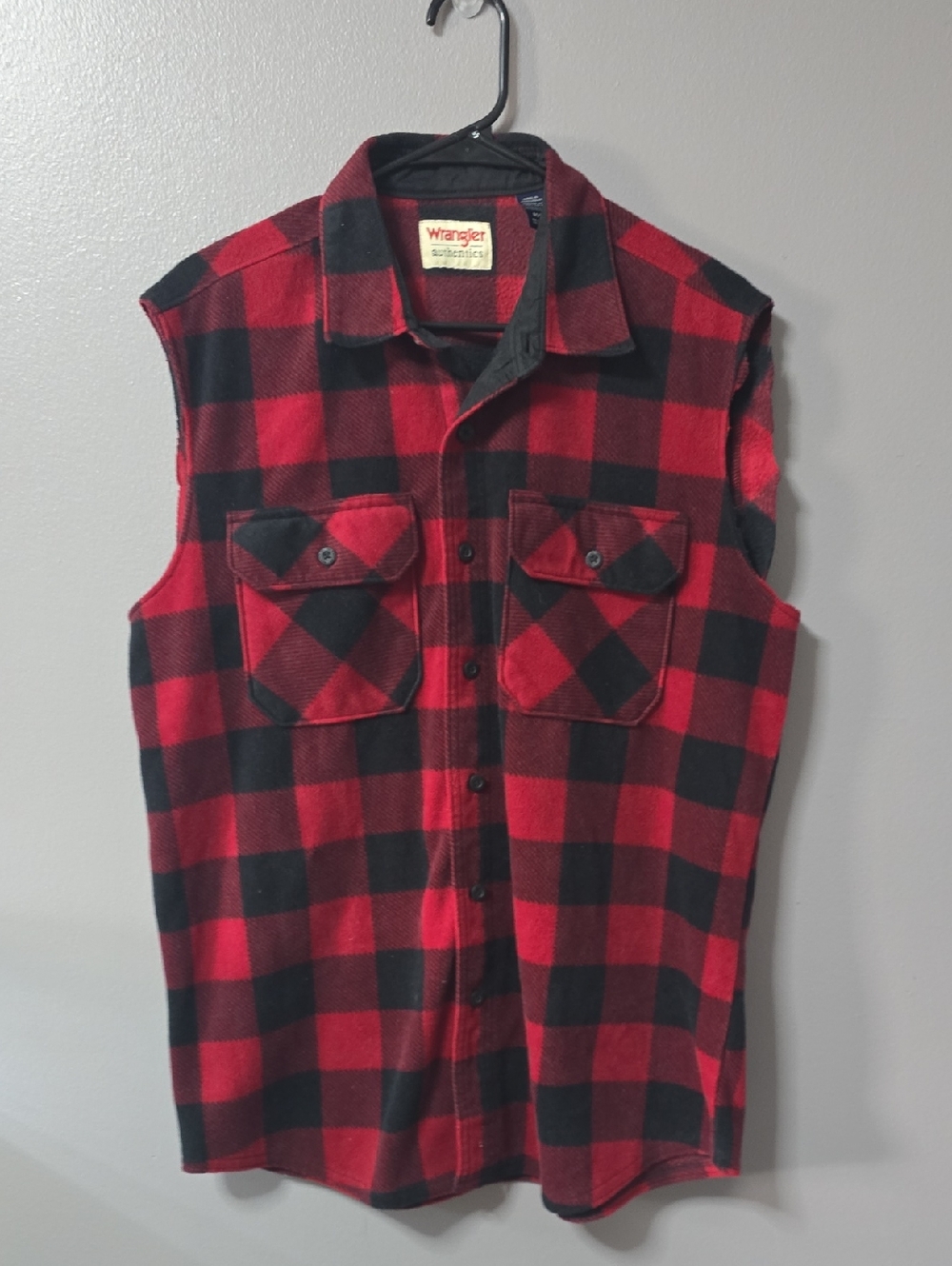 Wrangler Men's Medium Red and Black Buffalo Plaid Sleeveless Button-Front Shirt
